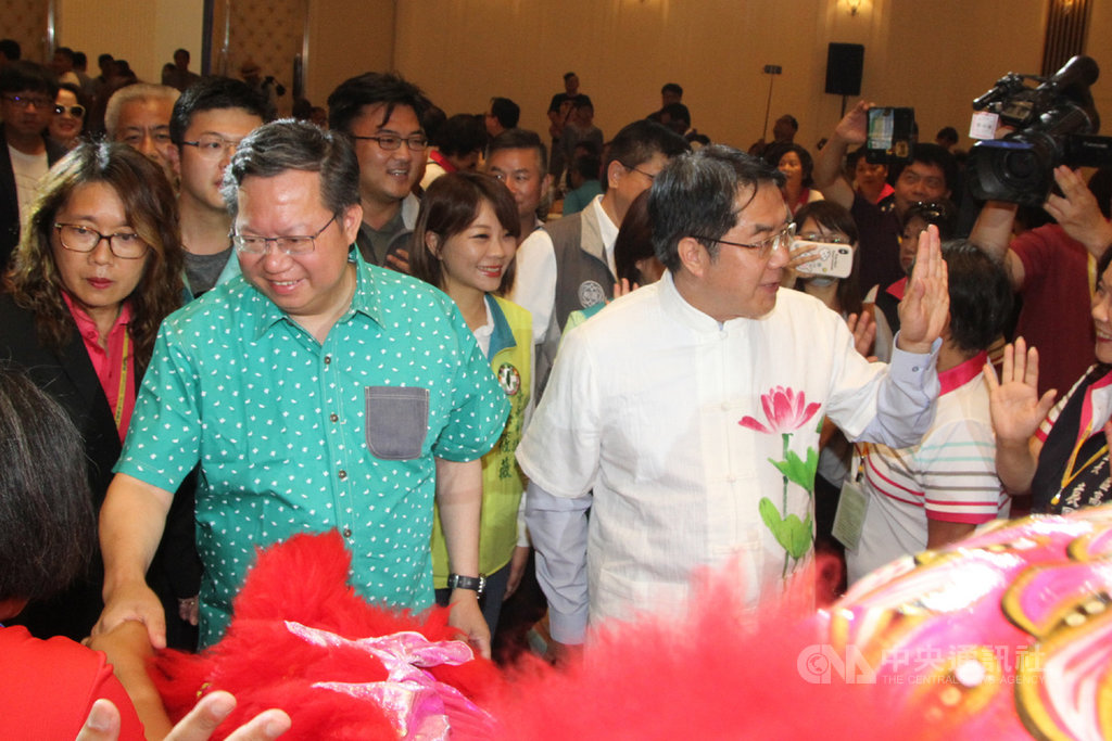 桃園市長鄭文燦(前左)13日帶領里民活動團參訪台南,台南市長黃偉哲(前右)晚間設宴迎接,2人一起進場並向與會者打招呼。中央社記者楊思瑞攝 109年7月13日
