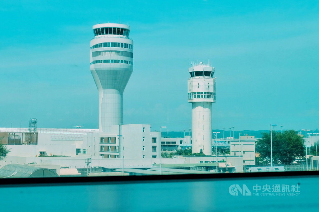 桃園國際機場公司推出機場一日遊體驗活動,民眾不但可參觀平時禁止進入的空側管制區機坪,還能預購完稅商品、抽來回機票,享受「微出國」樂趣。中央社記者吳睿騏桃園機場攝 109年7月13日