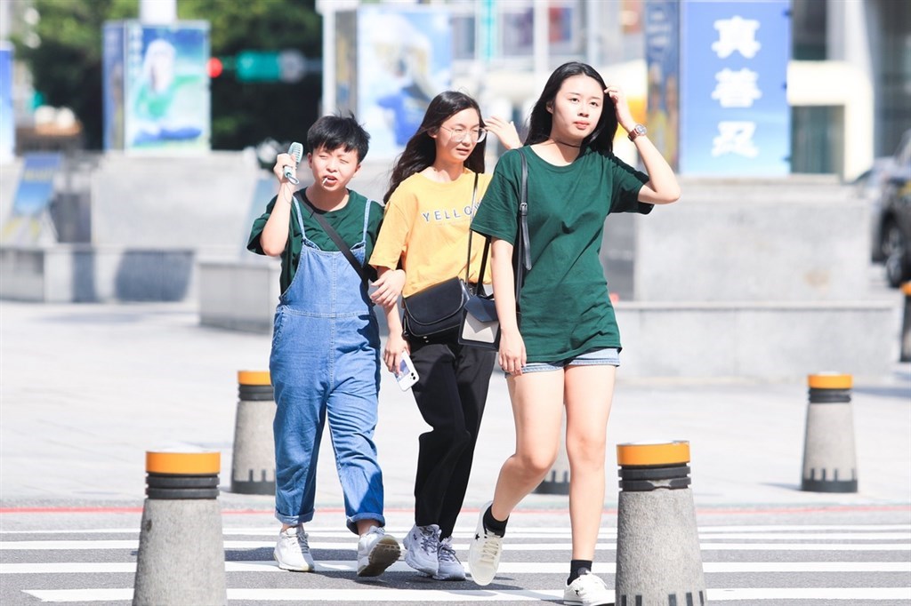 中央氣象局表示,13日各地多為多雲到晴且高溫炎熱的天氣,午後中南部地區及其他山區有局部短暫雷陣雨;高溫約攝氏34至36度,其中台北盆地及南投地區有38度高溫出現的機率。(中央社檔案照片)