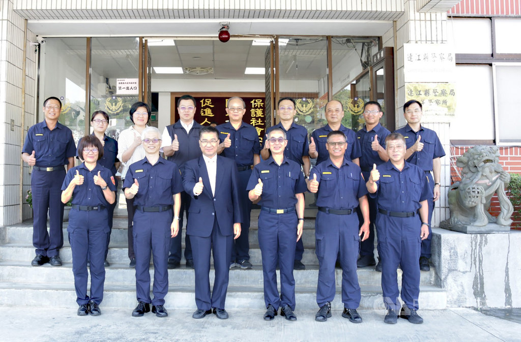 內政部長徐國勇(前左3)13日視察連江縣警察局,慰勉馬祖地區員警辛勞,並與局長廖恆裕(前右3)、南竿警察所同仁合影。(連江縣警察局提供)中央社記者邱筠馬祖傳真 109年7月13日
