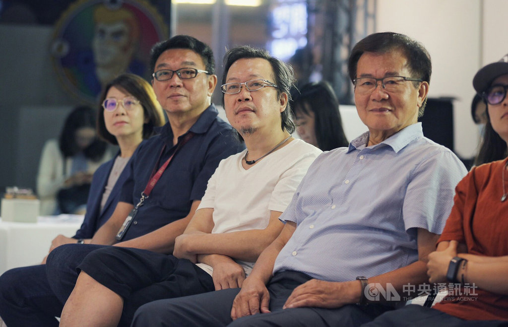 媒體報導,幫推、投石2家公司拿下政府多筆標案,幕後主導疑為文總祕書長林錦昌、副祕書長李厚慶。林錦昌(左2)13日出席「匠人魂」影片發布記者會,會後接受媒體聯訪時表示,從事政治多年,從沒在任何職務上,介入任何或政府其他標案。(文化總會提供)中央社記者葉冠吟傳真 109年7月13日