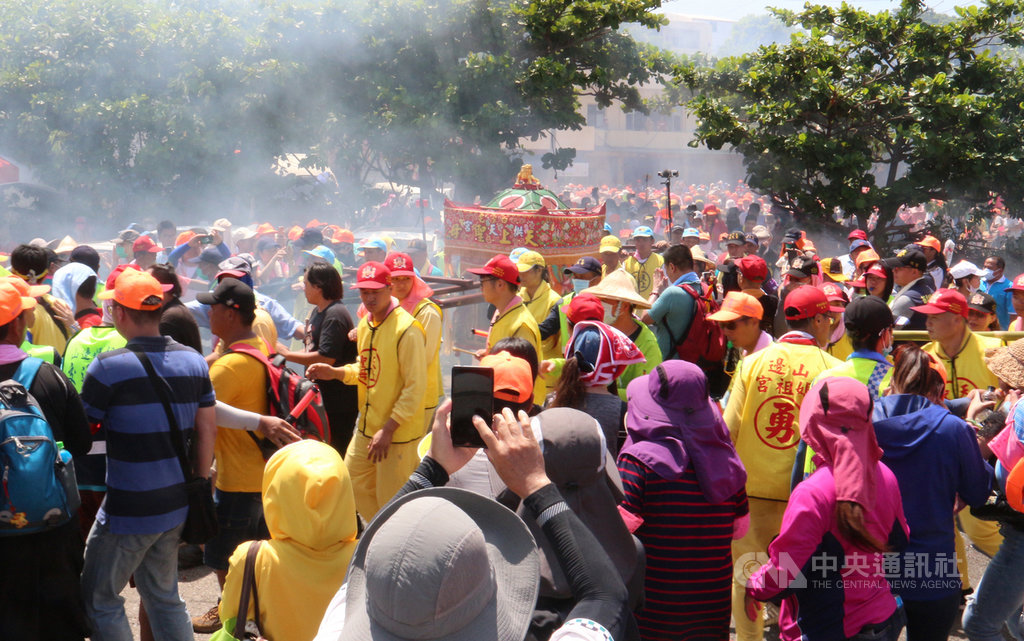 苗栗縣通霄鎮白沙屯拱天宮媽祖進香回鑾,13日上午在通霄鎮秋茂園完成換轎儀式,改乘莊嚴華麗的8人抬大轎等待下午風光回宮,大批香燈腳、信眾仍一路簇擁跟隨。中央社記者管瑞平攝 109年7月13日