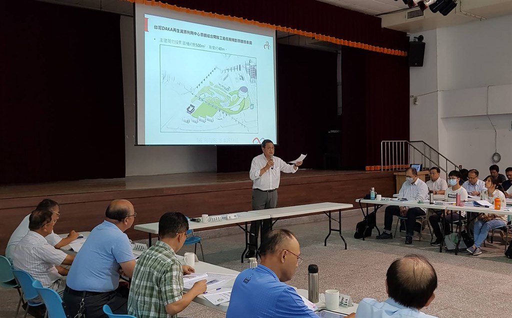 台泥提出「花蓮縣水泥業(窯)協同處理廢棄物民間自提BOO案」,並提出環境影響說明書環差報告,13日由花蓮縣環評委員會進行專案小組第3次初審會議,台泥董事長張安平(立者)出席說明理念與經營目標。(台泥公司提供)中央社記者李先鳳傳真 109年7月13日