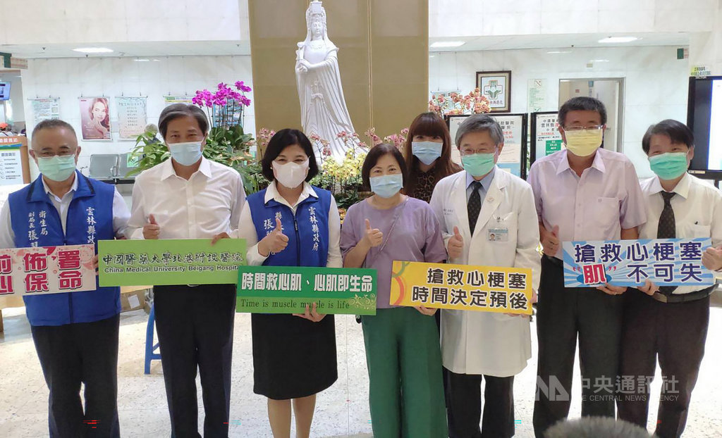 中國醫藥大學北港附設醫院協助善心民眾林碧鈴(左4)完成救人心願,以其捐贈款項購買4套無線12導程心電圖儀,13日捐贈雲林縣消防局,縣長張麗善(左3)出席見證,感謝民眾大愛。(中國醫藥大學北港附設醫院提供)中央社記者蔡智明傳真 109年7月13日
