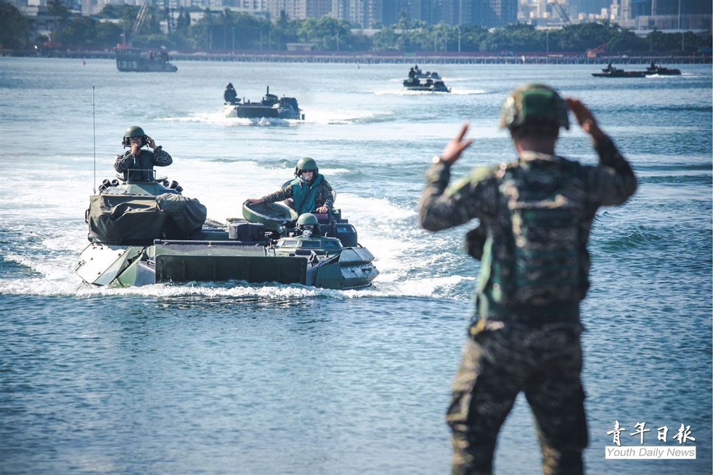 漢光36號演習13日展開,海軍陸戰隊登陸戰車大隊進行AAV7兩棲突擊車裝載任務,確保航渡安全。(青年日報提供)