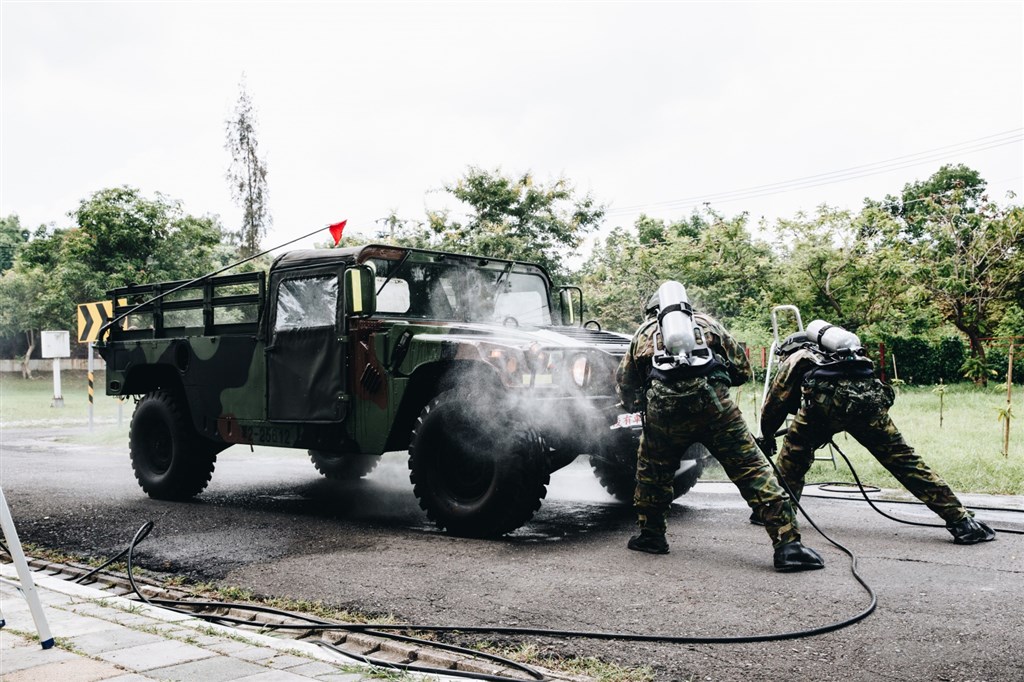 漢光36號實兵實彈演習13日登場,軍方在高雄實施「生物疫病暨軍民醫療能量整合」演練,模擬聯合兵種營遭生物戰劑攻擊。圖為化學兵執行除污作業。(國防部提供)