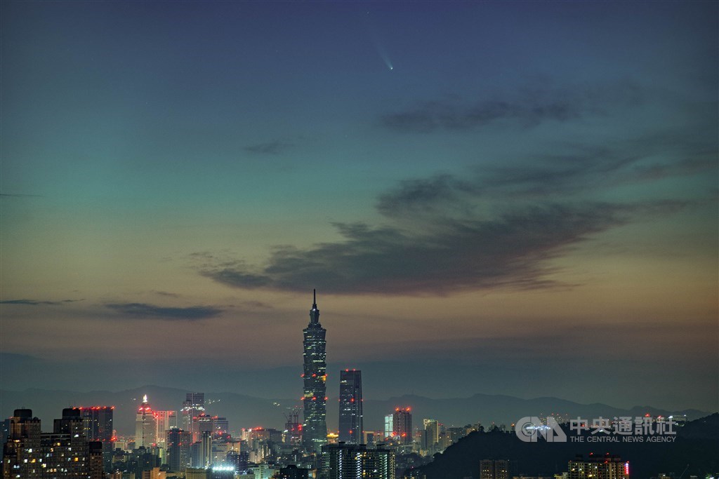 台北市天文館表示,今年7月夏夜很精彩,可欣賞到NEOWISE彗星、木星、土星與水星。中央社記者何仲康攝 109年7月13日