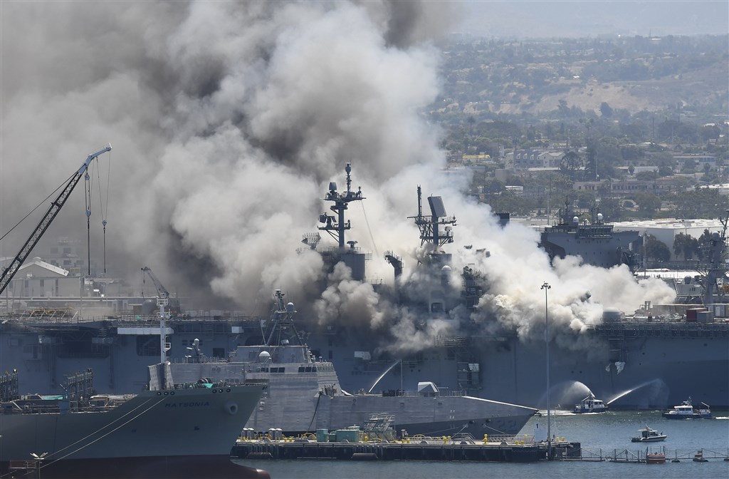 靠泊在美國加州聖地牙哥海軍基地的美軍兩棲攻擊艦「好人理查號」12日驚傳爆炸起火，至少21人受傷送醫。（美聯社）