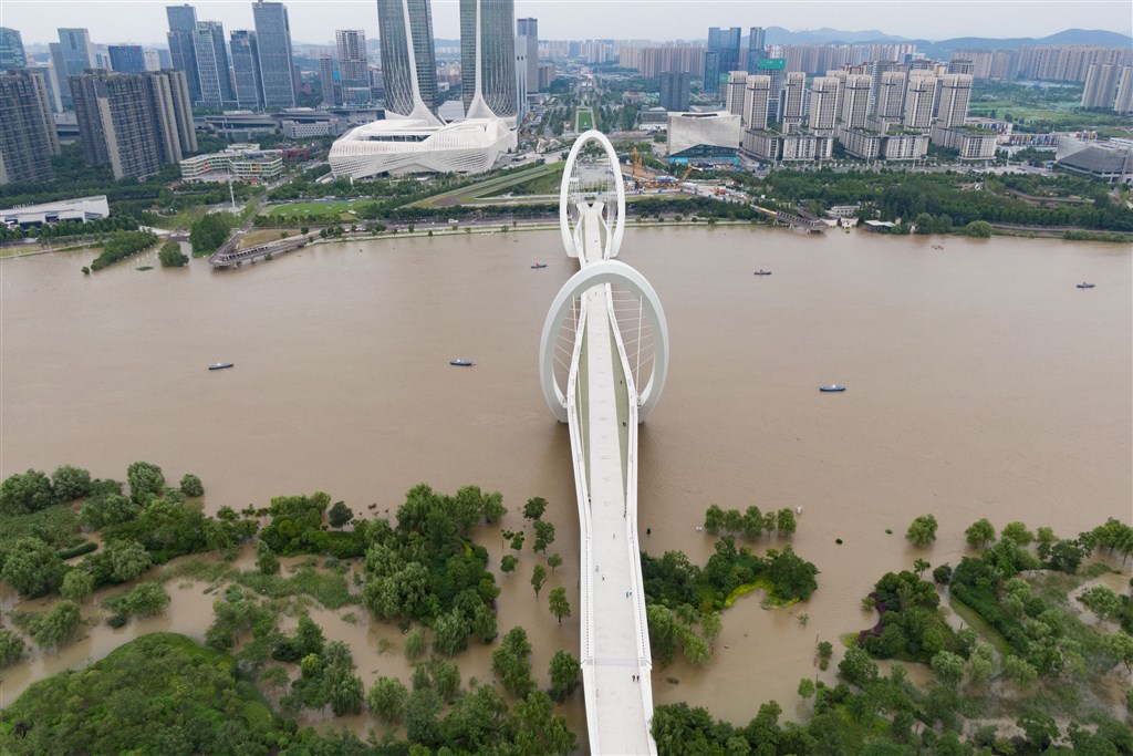 中國國家氣候中心首席預報員王永光指出,這波汛情主因是梅雨,7月以來主雨帶維持在西南地區東部至長江中下游地區。圖為12日長江南京段岸線水位持續上漲。(中新社提供)