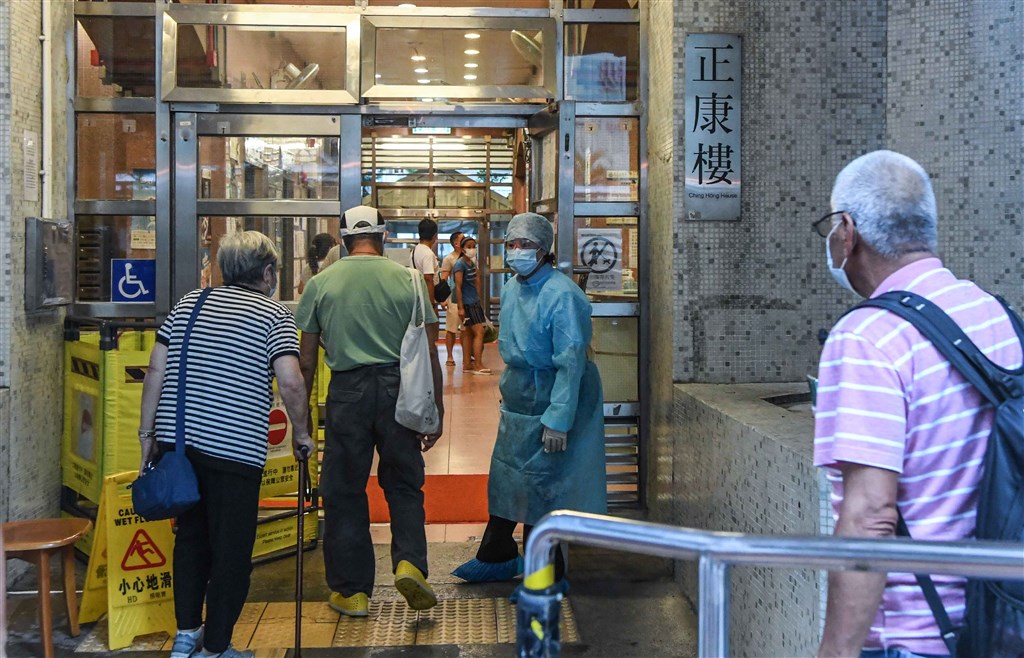 武漢肺炎疫情大流行,美國新增6萬6528人染疫,創單日新高;香港又新增38例確診病例,其中30例屬本土病例。圖為11日防疫人員在爆發疫情的香港慈雲山慈正邨正康樓處理相關工作。(中新社提供)