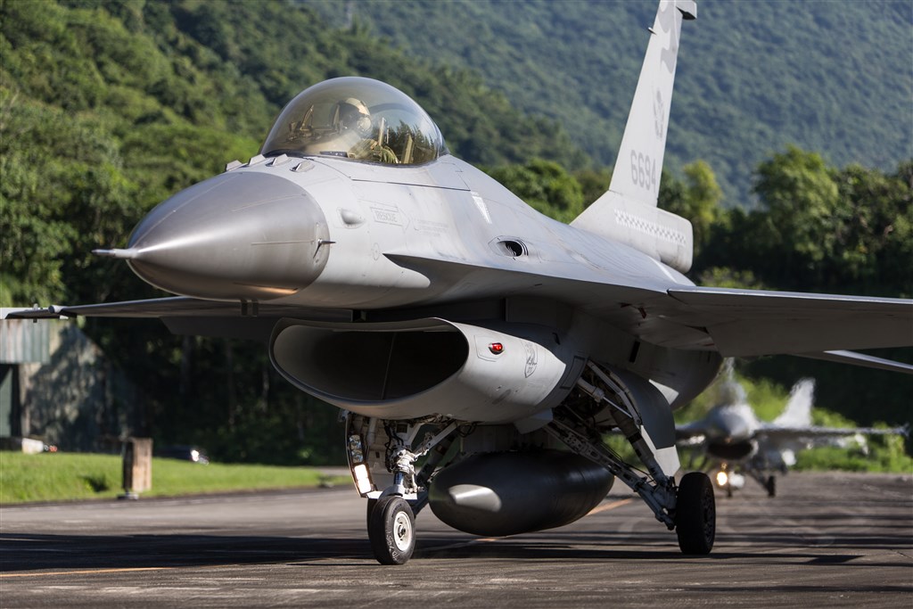 國軍漢光36號實兵實彈演習13日登場,空軍F-16戰機進行戰備轉場任務。(國防部提供)