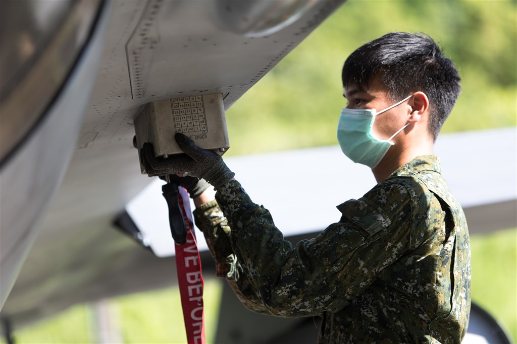 國軍漢光36號實兵實彈演習13日登場,地勤人員進行空軍各型飛機檢查作業。(國防部提供)