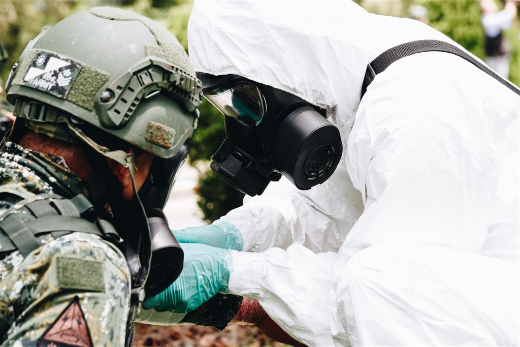 漢光36號實兵實彈演習13日登場,軍方在高雄實施「生物疫病暨軍民醫療能量整合」演練,模擬聯合兵種營遭生物戰劑攻擊。圖為衛生排急救演練(國防部提供)