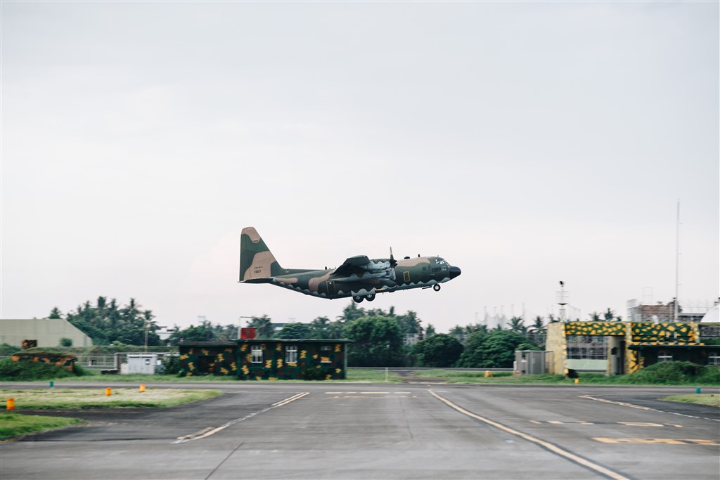 國軍漢光36號實兵實彈演習13日登場,空軍C-130運輸機,將相關人、裝載送至指定地點。(國防部提供)