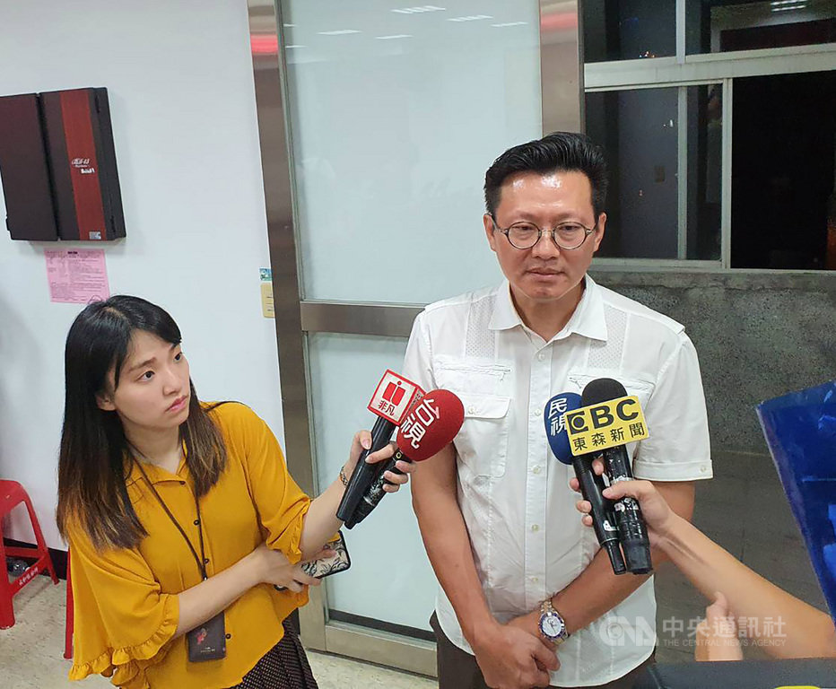 新北市永和區文化路一處巷弄11日因新建住宅施工不慎,導致路面塌陷,13日晚間市府邀集建商、營造商及居民舉行首次協調會,地樺營造特助張震揚(右)受訪表示,損害賠償內容都有法令規定,將視損害鑑定的內容再和住戶協調。中央社記者葉臻攝 109年7月13日