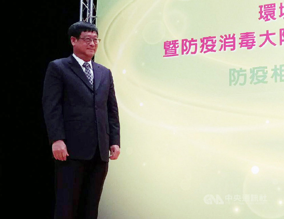 行政院環境保護署13日舉辦「防疫消毒人員及環境清潔績優單位表揚活動」,除了消毒大隊,環保署長張子敬(圖)也特別感謝協助居家隔離、檢疫場所廢棄物清運的單位。中央社記者張雄風攝 109年7月13日
