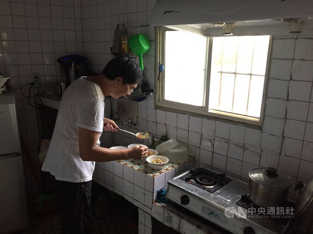 金門導演董振良(圖)落腳新北市碧潭對岸,在灣潭原煤礦員工宿舍打造「導演的夢工寮」;2年多來有近千人次學員到夢工寮來看他的電影,品嚐他親手烹煮的美味米粉。中央社記者黃慧敏攝 109年7月14日