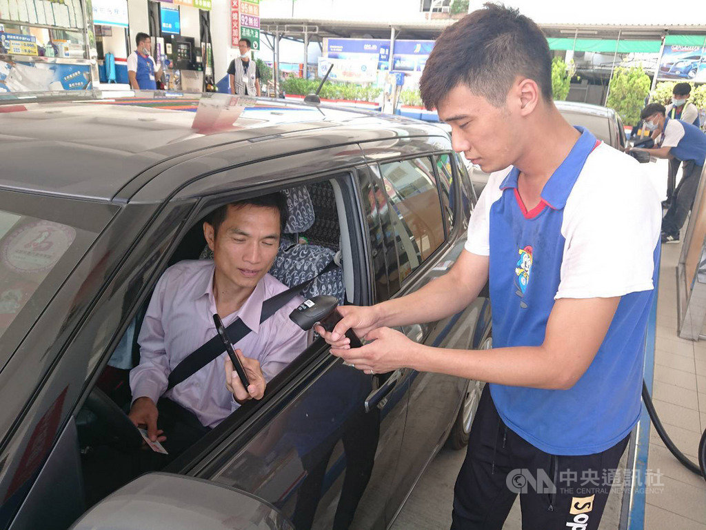 中油宣布,全台600多家自營加油站,15日起將開放使用LINE Pay、街口支付等行動支付APP,讓加油付款更方便。(中油提供)中央社記者楊舒晴傳真 109年7月14日