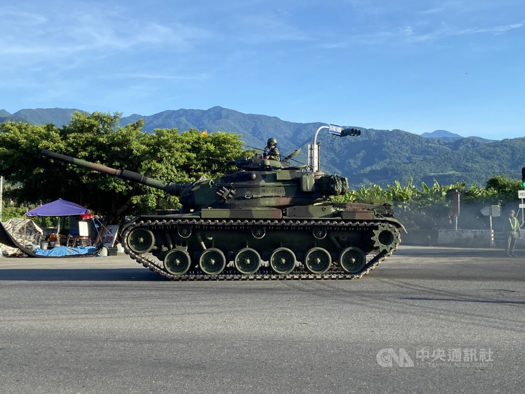 國軍漢光演習陸續登場,台東主要科目是反登陸和反空降,14日清晨陸軍主力戰車M60A3及各式裝甲車大陣仗現身台東市街頭。(民眾提供)中央社記者盧太城台東傳真 109年7月14日
