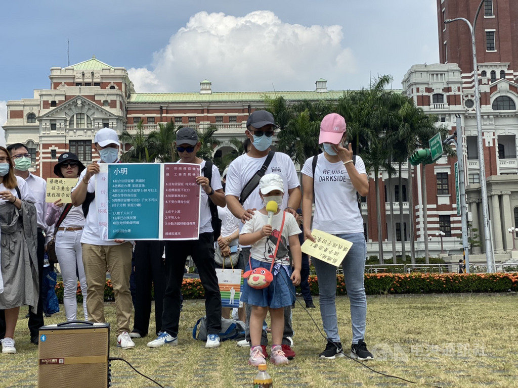 陸配字女家長組成的「台灣滯陸孩童父母自救會」14日上午赴總統府前停車場陳情。面對姊姊滯留在廈門未能返台已逾半年,陳姓女童拿著麥克風時忍不住哭道,「我想要姊姊可以回來」。中央社記者賴言曦攝 109年7月14日