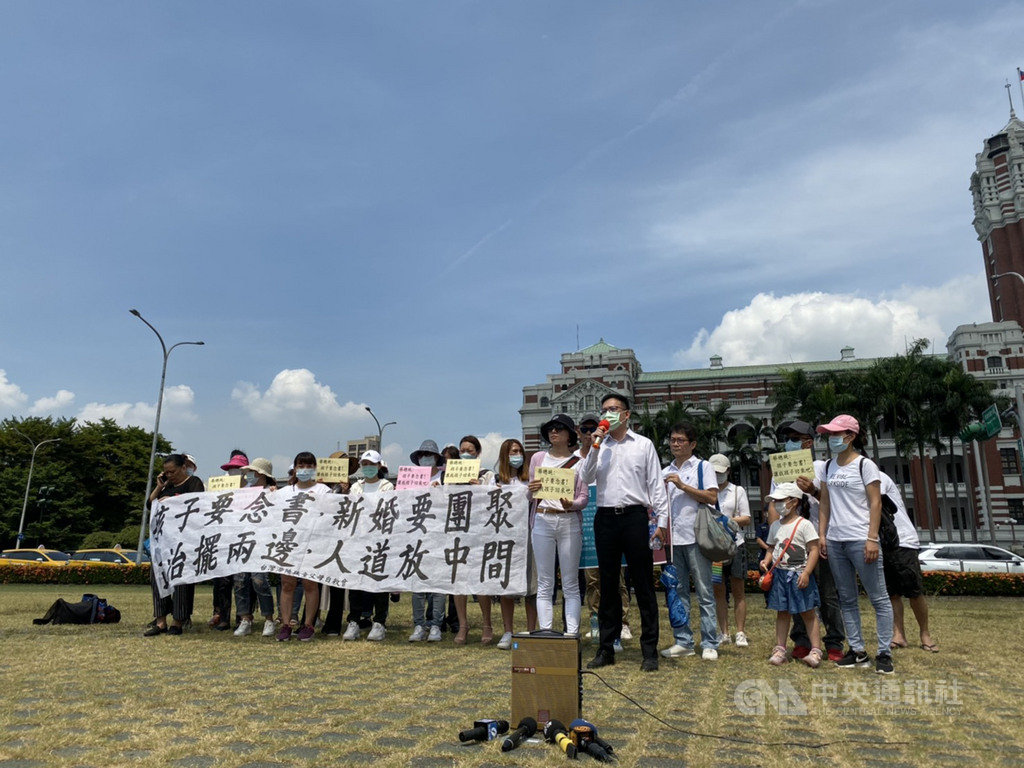 陸配字女家長組成的「台灣滯陸孩童父母自救會」14日上午赴總統府前停車場陳情,盼政府能在暑假期間開放滯留在陸的兒女返台,讓他們能在9月重返校園。中央社記者賴言曦攝 109年7月14日