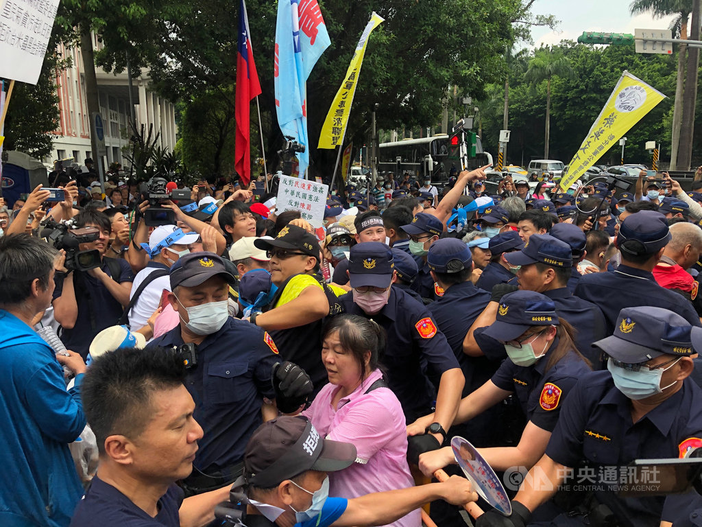 反對陳菊出任監察院長,國民黨14日在立法院外發動陳抗,群眾一度與警方爆發推擠衝突。中央社記者王承中攝 109年7月14日