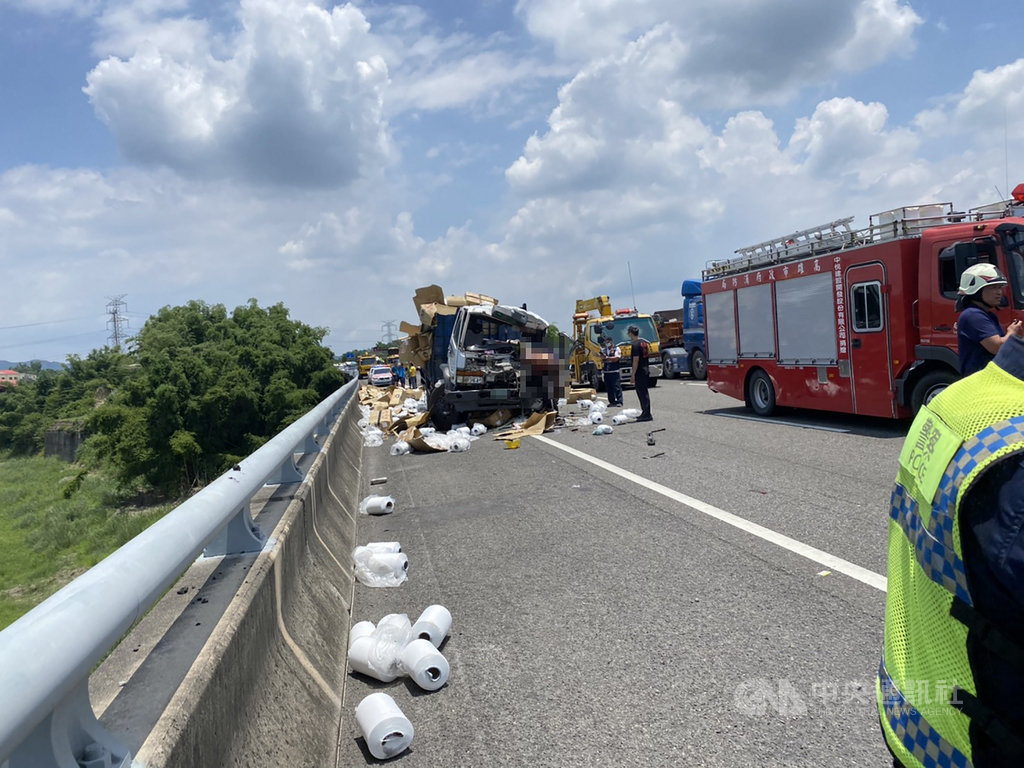 國道3號北向371.2公里田寮路段14日發生營業大貨車及營業半聯結車碰撞的交通事故,造成1人死亡、1人受傷,貨物散落一地。(第五公路警察大隊提供)中央社記者王淑芬傳真 109年7月14日