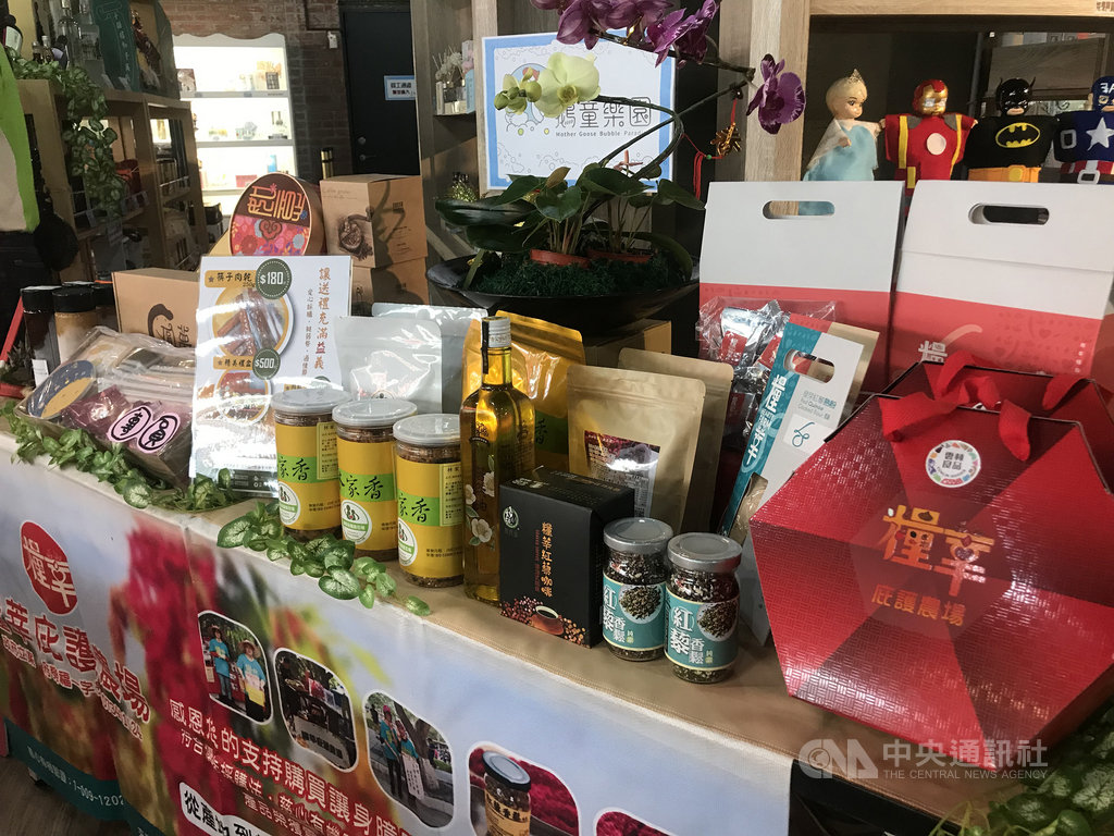 雲林縣各鄉鎮有7家庇護工場,在縣府媒合下,其中5家庇護工場在雲林縣鵝童樂園聯合展售庇護商品,14日並舉辦「振興國旅、券留雲林」活動,盼搶攻中央振興三倍券商機。中央社記者姜宜菁攝 109年7月14日