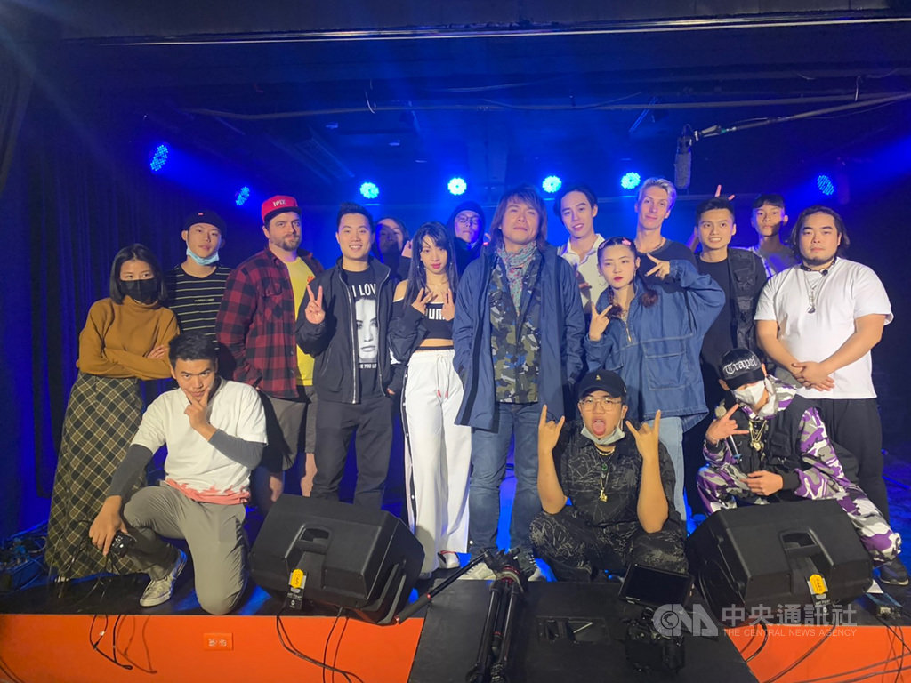 網路音樂節目「造音少年2」7月發布英文版,推廣於東南亞市場,期許台灣優秀創作者能走向國際舞台。圖為歌手伍佰(2排右3)與「造音少年2」學員合照。(MTI音樂科技學院提供)中央社記者葉冠吟傳真 109年7月14日
