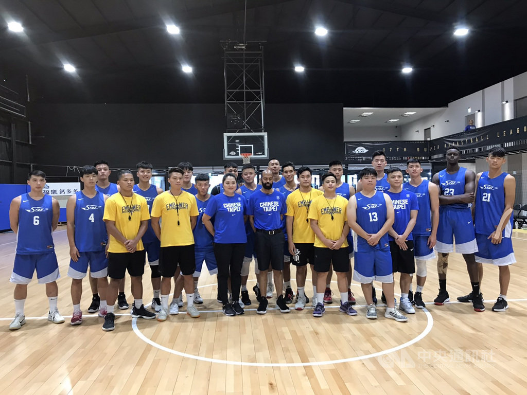 第18季超級籃球聯賽(SBL)新人選秀會15日登場,14日舉行測試會,測試會由中華男籃總教練帕克(Charlie Parker)(前中)領軍,共16名球員到場參加測試。中央社記者黃巧雯攝 109年7月14日