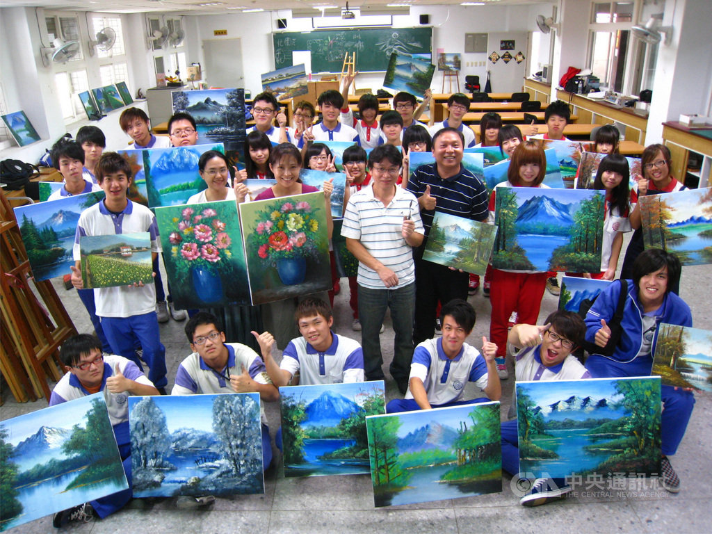 國立大湖農工學務主任林明錚(2排右4)投入偏鄉技職教育25年,協助偏鄉學子參加全國學生技藝競賽屢屢獲獎,提升學習成就,獲109年師鐸獎。(林明錚提供)中央社記者管瑞平傳真 109年7月14日