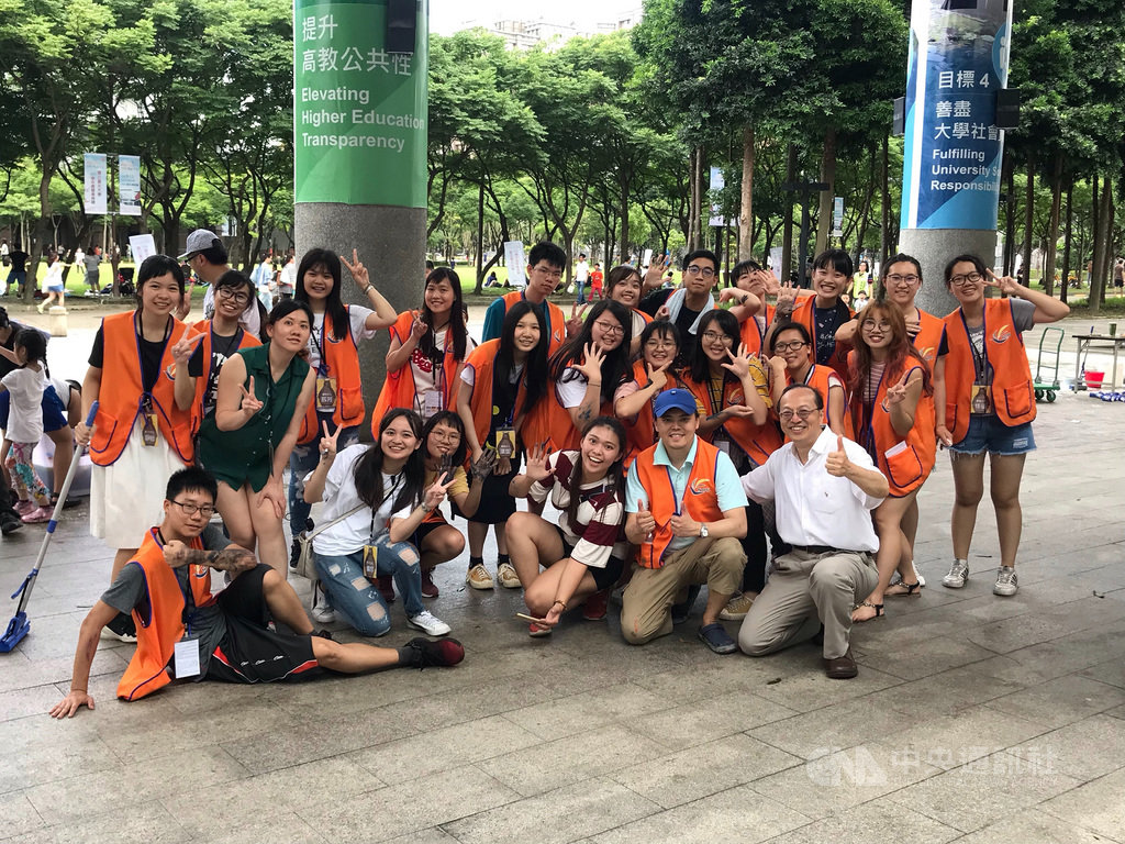 台北大學社工系教授曾敏傑(前右)針對特殊、弱勢學生的個別需求提供協助,另外也為學生量身打造推薦信,獲得109年師鐸獎。(教育部提供)中央社記者許秩維傳真 109年7月14日
