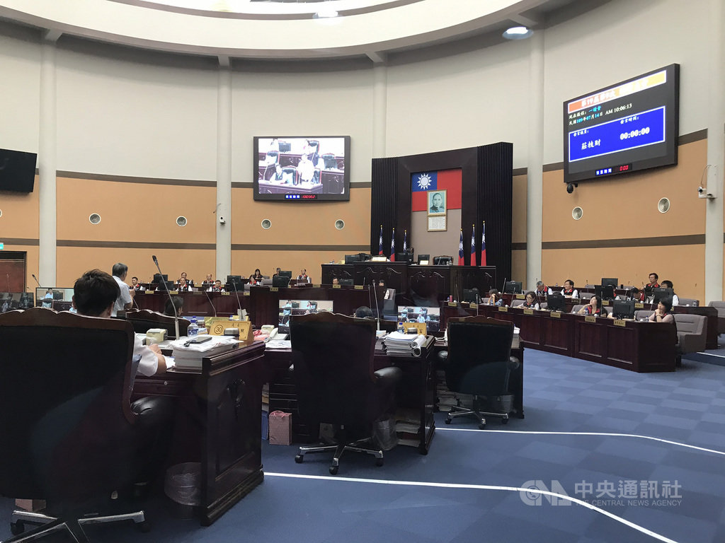 花蓮縣議會14日召開臨時大會,會中決議縣政府應公開寄給台灣卜蜂公司花蓮養雞場案的撤照行政處分內容。中央社記者張祈攝 109年7月14日