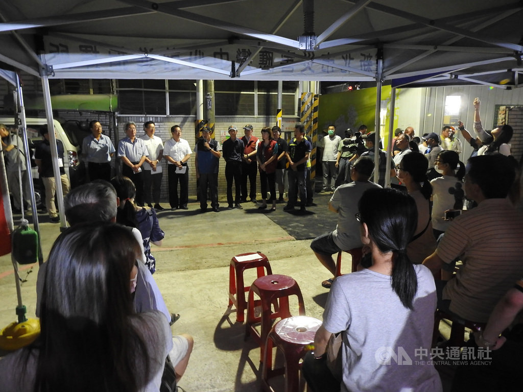 新北市永和區文化路113巷日前發生路面坍塌意外,經多日灌漿固化塌陷處後,市府工務局邀營建廠商舉行住戶說明會,土木技師工會指出,受影響家戶經逐一檢視,確認沒有結構性損害,從監測數據也看出地盤已穩定,居民已可返家居住且沒有結構安全疑虞。中央社記者王鴻國攝 109年7月14日