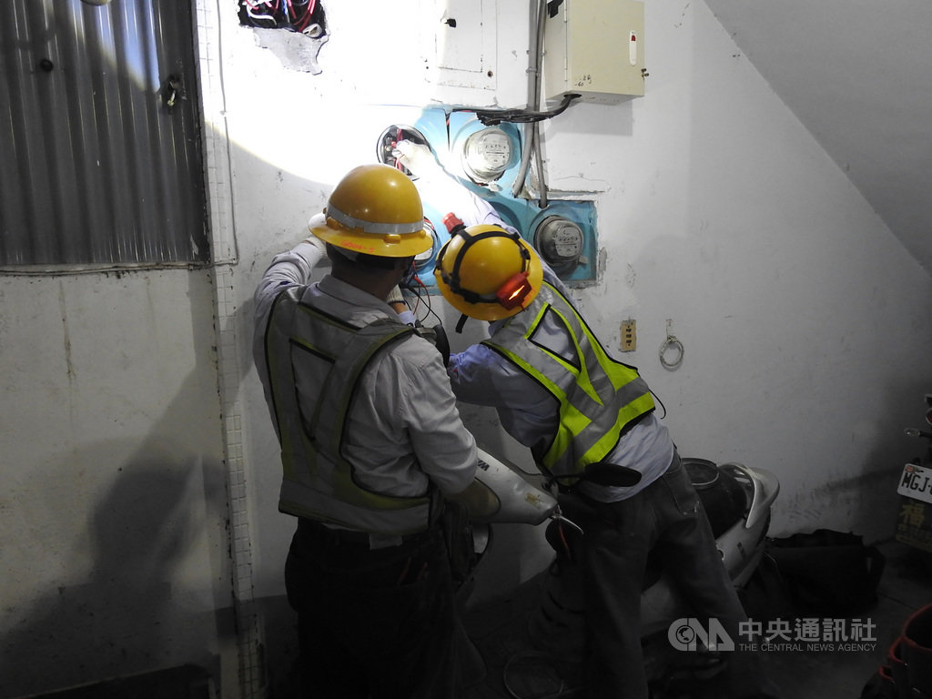 新北市永和區文化路一處巷弄日前發生路面坍塌,經連日補強灌漿且確認結構安全,14日晚間邀集受影響住戶返家查看,工程人員也現場待命處理水電問題。中央社記者王鴻國攝 109年7月14日