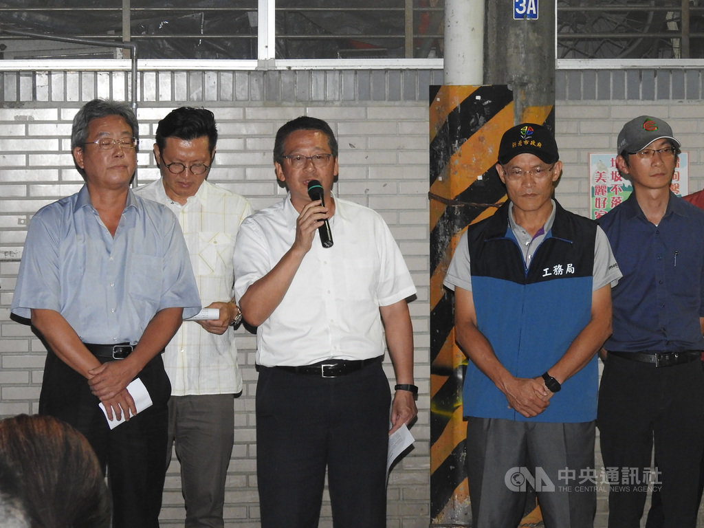 新北市永和區文化路113巷日前發生路面坍塌意外,經補強灌漿確認結構安全後,14日晚間召集受影響住戶舉行說明會,強調住家安全無虞,營造商會中並承諾會負責到底,請住戶放心。中央社記者王鴻國攝 109年7月14日