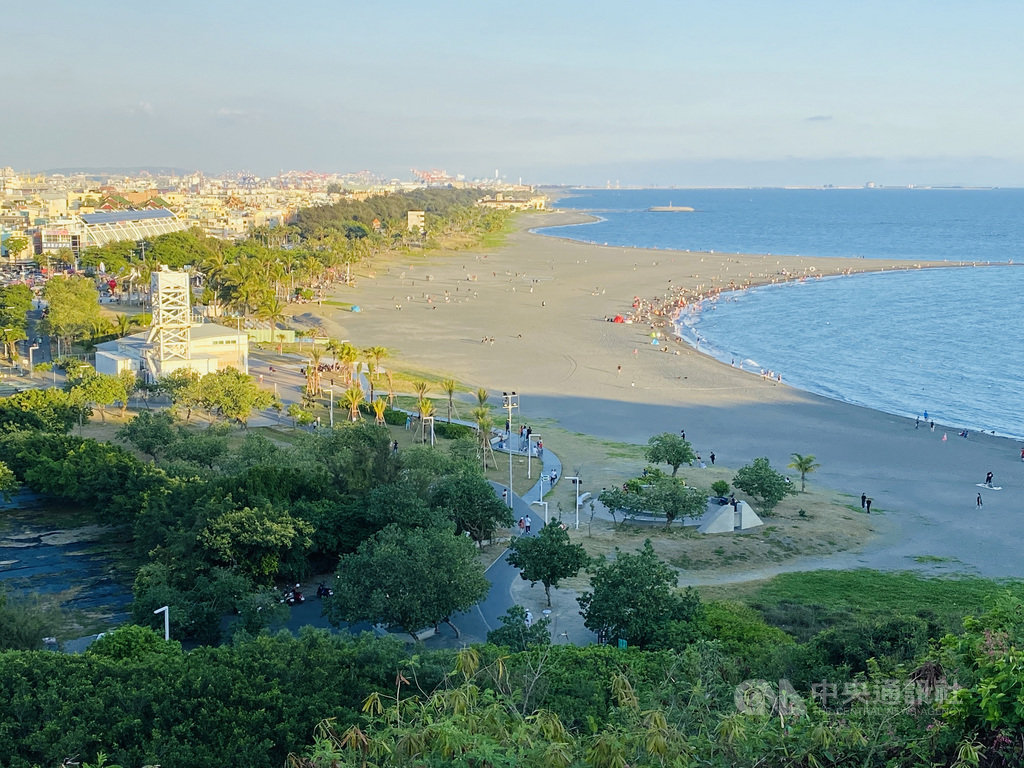 高雄市旗津區擁有漂亮沙灘和國際級夕陽美景,吸引很多衝浪玩家與遊客,為提升民眾戲水安全,高雄市政府經專業劃設,將水域分為親水體驗區、動力區等,並公告即日起休憩需依規定使用。(高雄市觀光局提供)中央社記者王淑芬傳真 109年7月14日