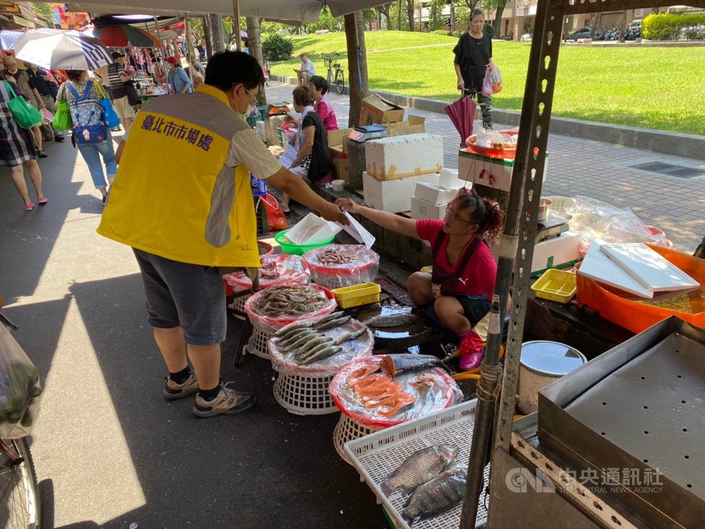 台北捷運雙連站旁的線型公園改造工程將啟動,雙連攤商自治會則盼分段施工,台北市市場處14日說明,北市府基於兼顧消防安全、環境整潔及地方發展下,輔導攤販現場營業,並非消滅現場攤販,盼藉這次攤販整頓精進,達成民眾、環境及攤販的3贏局面。(台北市市場處提供)中央社記者黃麗芸傳真 109年7月14日
