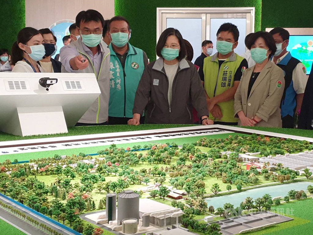 台糖東海豐畜殖場改建為「東海豐農業循環園區」,總統蔡英文(中)14日南下出席啟用典禮,並在農委會主委陳吉仲(前左2)等人陪同下參觀園區模型。中央社記者郭芷瑄攝 107年7月14日