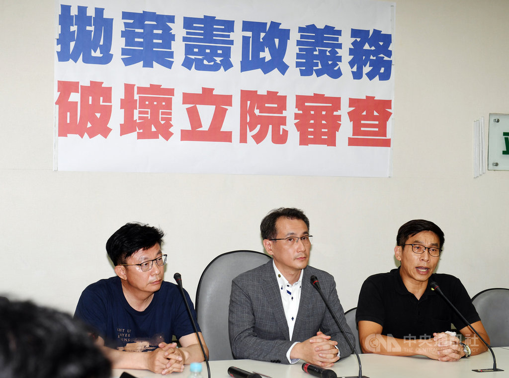 立法院14日排定審查監察院長被提名人陳菊,藍綠甲級動員爆衝突,民進黨籍立委鍾佳濱(右起)、鄭運鵬、郭國文下午舉行記者會,批評國民黨「拋棄憲政義務」、「破壞立院審查」,選擇暴力衝突,令人遺憾。中央社記者施宗暉攝 109年7月14日