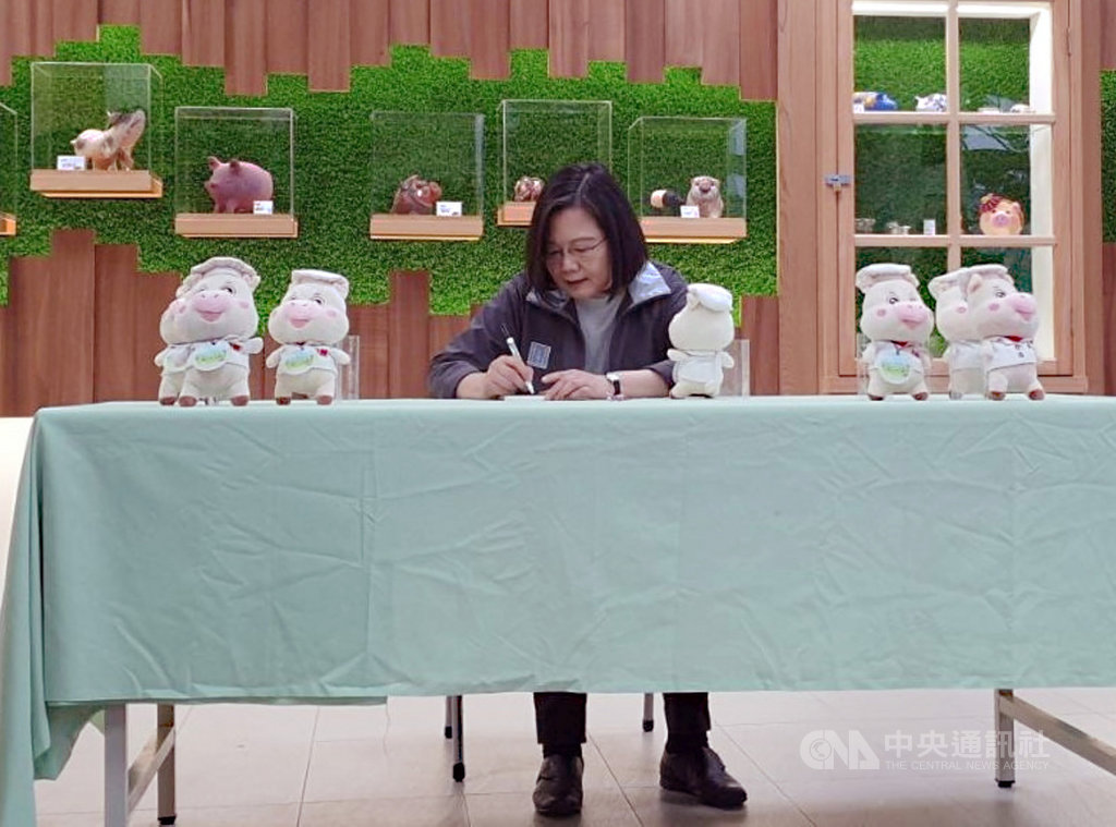 總統蔡英文14日南下屏東,參加台糖「東海豐農業循環園區」啟用典禮,應邀留下簽名,將掛在玩偶「安心豚」上。中央社記者郭芷瑄攝 107年7月14日