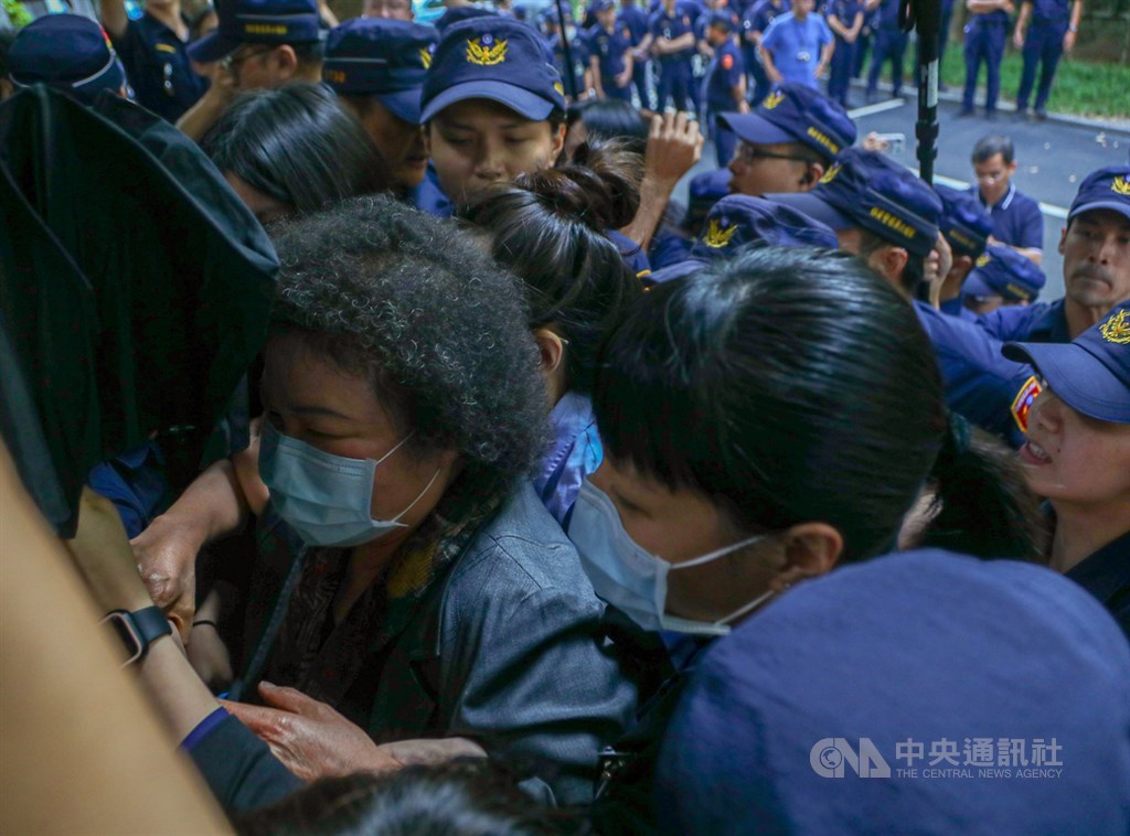 立法院臨時會14日將審查監察院長被提名人陳菊(前左),藍綠立委甲級動員應戰,發生激烈肢體衝突,陳菊在警方層層包圍下,於上午7時16分順利進入立法院議場。中央社記者王騰毅攝 109年7月14日