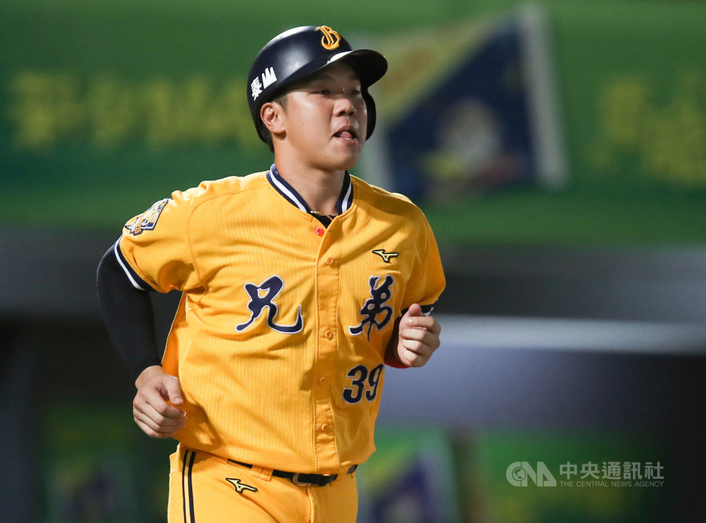 中職中信兄弟隊野手詹子賢4月底曾遭遇一陣子低潮,球隊關鍵期順利找回好手感,詹子賢14日笑說,還好有幫助到球隊。中央社記者張新偉攝 109年7月14日