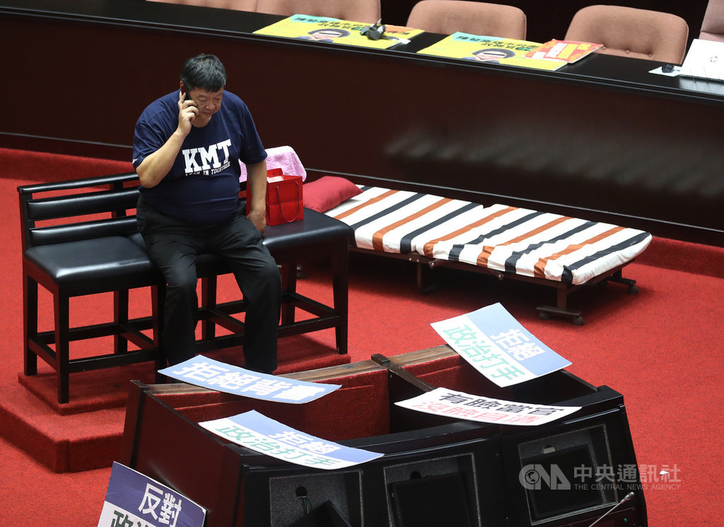立法院臨時會14日爆發藍綠衝突、議事癱瘓,國民黨團下午表示,接下來將排班徹夜守住議場主席台,目的是凸顯這次監察委員提名名單充滿了酬庸。晚間有立委在場內備妥行軍床,做好守夜準備。中央社記者張皓安攝 109年7月14日