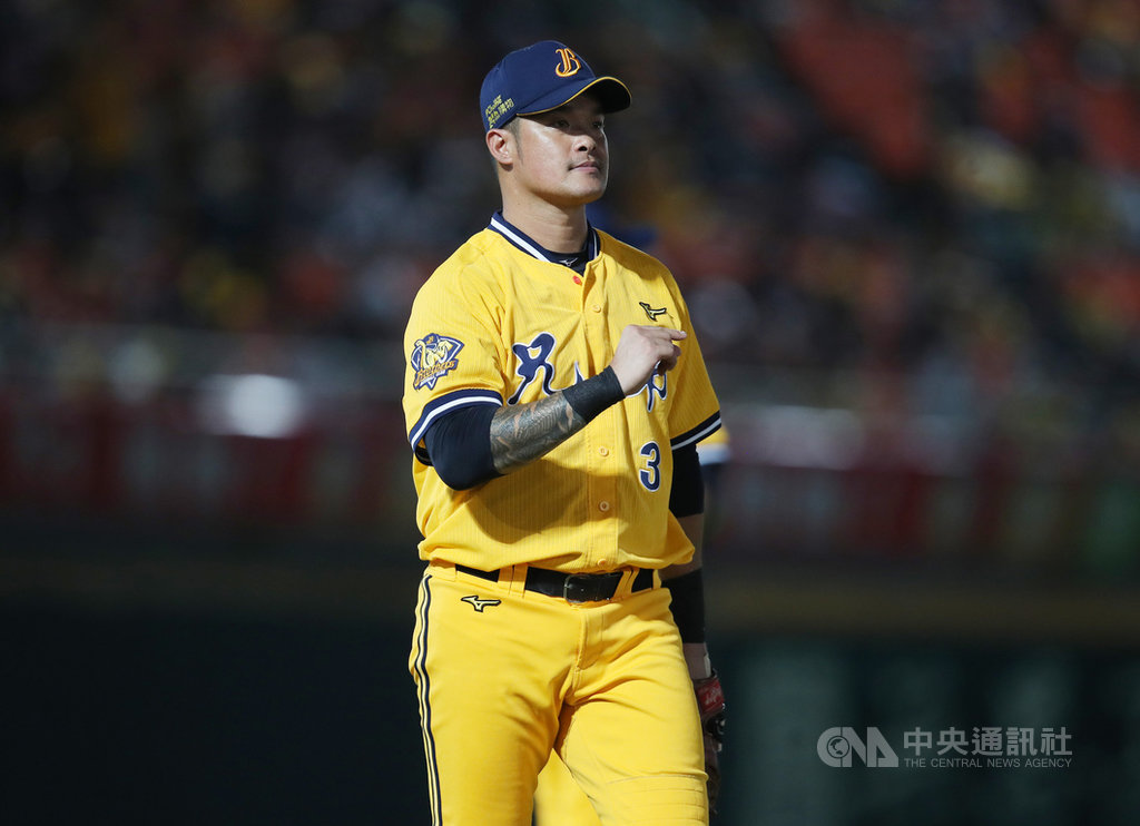 中職中信兄弟隊林智勝忍著食指韌帶斷掉傷痛、還沒百分百復原就回到場上、扮演穩定軍心的第4棒,14日在台南與統一獅隊交手拚封王,6局選到保送、奮力替球隊跑回分數,他停在本壘許久才由隊友攙扶起身。中央社記者張新偉攝 109年7月14日