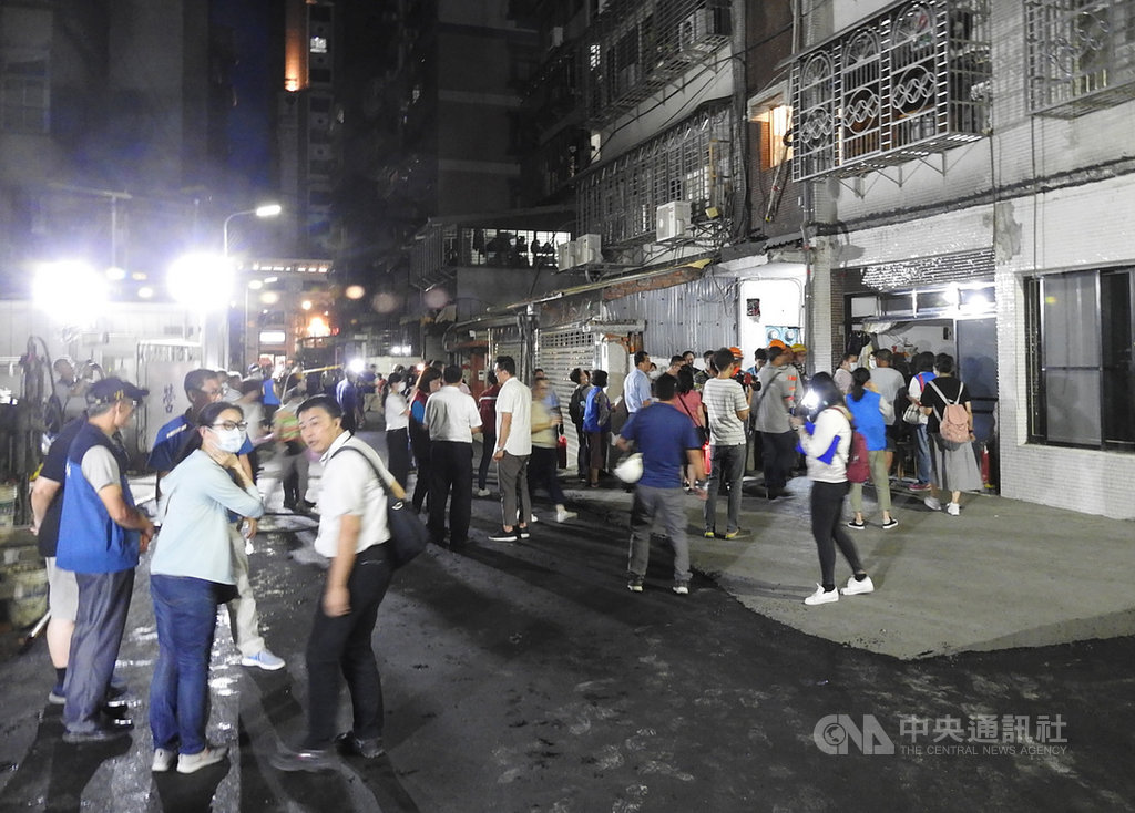 新北市永和區文化路113巷日前發生路面坍塌意外,經連日補強灌漿確認結構安全,14日晚間舉行說明會後,相關住戶在區公所人員陪同下回家確認住家安全及水電正常供應情形,初步已有6戶願返家居住。中央社記者王鴻國攝 109年7月14日