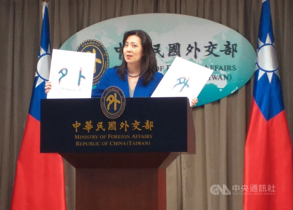 外交部發言人歐江安14日在記者會表示,臉書專頁大頭貼圖樣不是部徽,並舉例外交部過往曾以左右偏旁拉開的「外」字呈現防疫安全社交距離,搭配時事創意設計臉書大頭貼。 中央社記者陳韻聿攝 109年7月14日