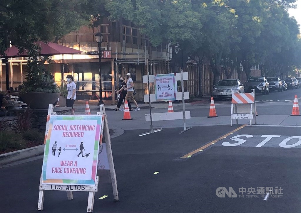 加州政府在6月18日宣布全州戴口罩的防疫命令,所有加州人出入公共場合或在高風險的情境必須戴口罩。圖為6月19日舊金山矽谷宣導戴口罩一景。(中央社檔案照片)