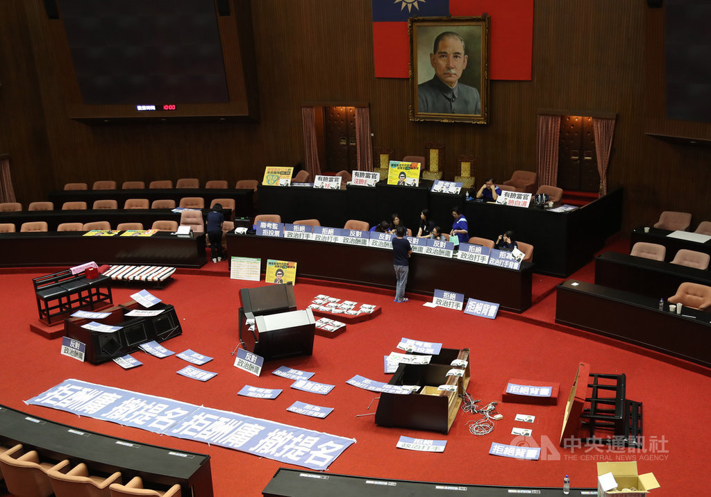 立法院臨時會14日因藍綠衝突議事癱瘓,監察院長被提名人陳菊中午前離開立院,國民黨立法院黨團表示,會持續占據主席台,排班徹夜守候;晚間主席台及台前地板被藍營立委擺滿看板、標語,以表達抗議。中央社記者張皓安攝 109年7月14日