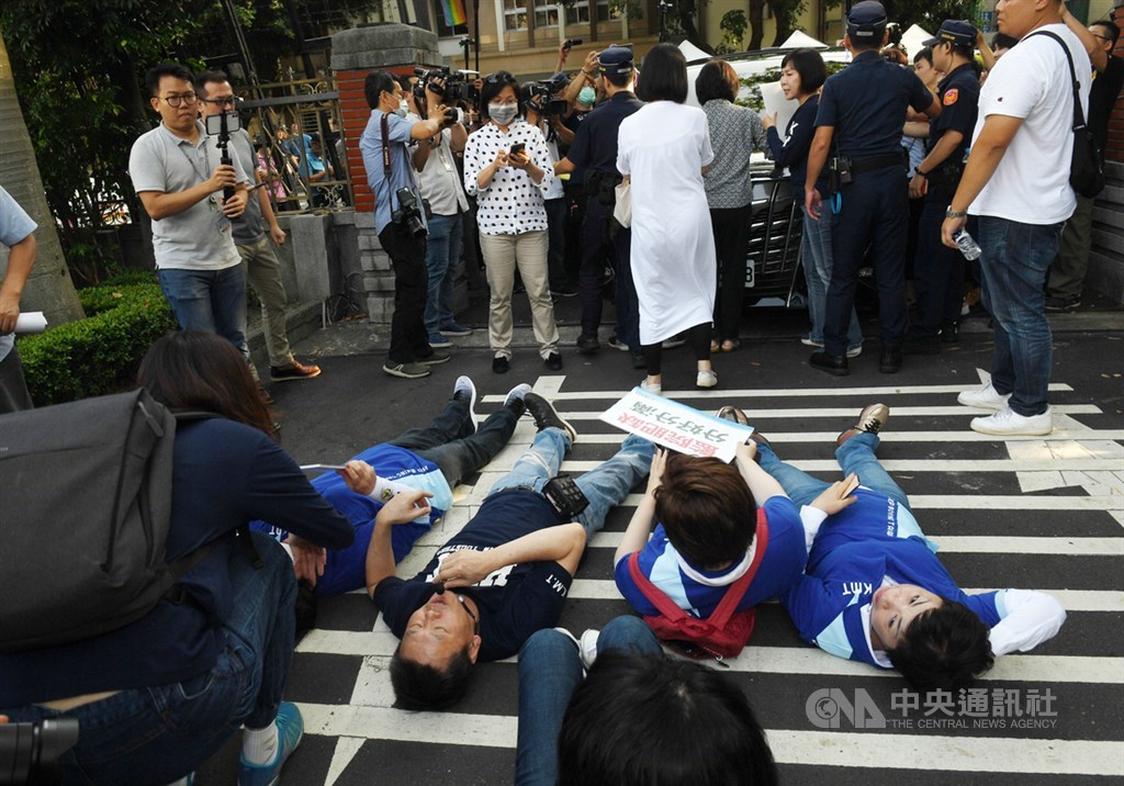 立法院臨時會14日上午將進行監察院長被提名人陳菊審查會,國民黨立法院黨團總召林為洲(前右3)率黨籍立委阻止陳菊進立法院,甚至只要看見有車輛要進入,就用肉身躺在路上,試圖阻擋。中央社記者施宗暉攝 109年7月14日
